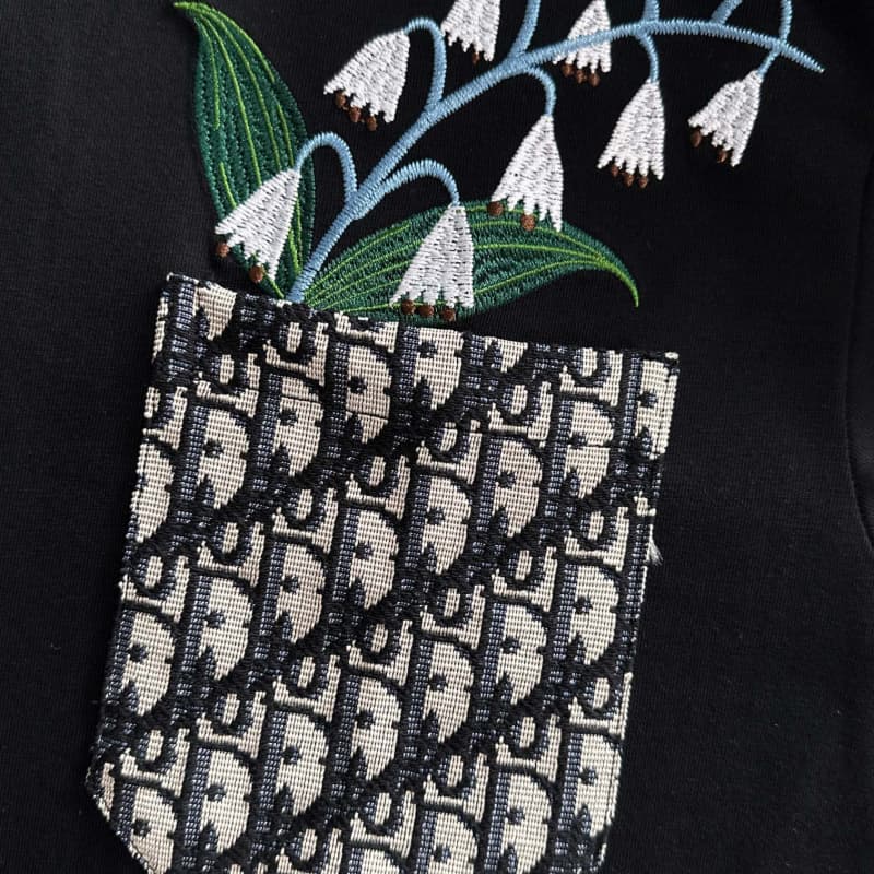 Minimal Embroidery Pocket Flower T-shirt