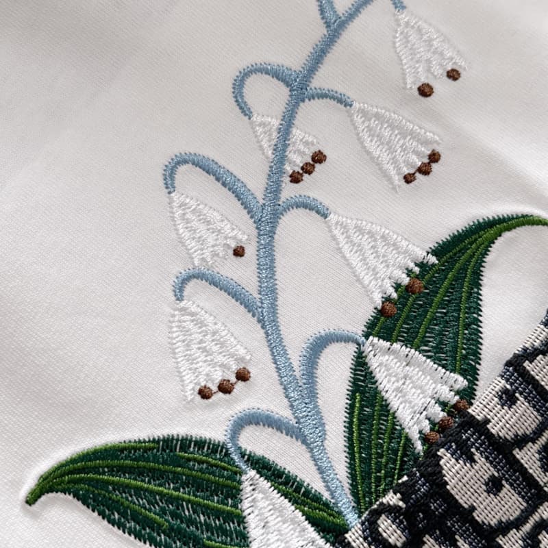 Minimal Embroidery Pocket Flower T-shirt