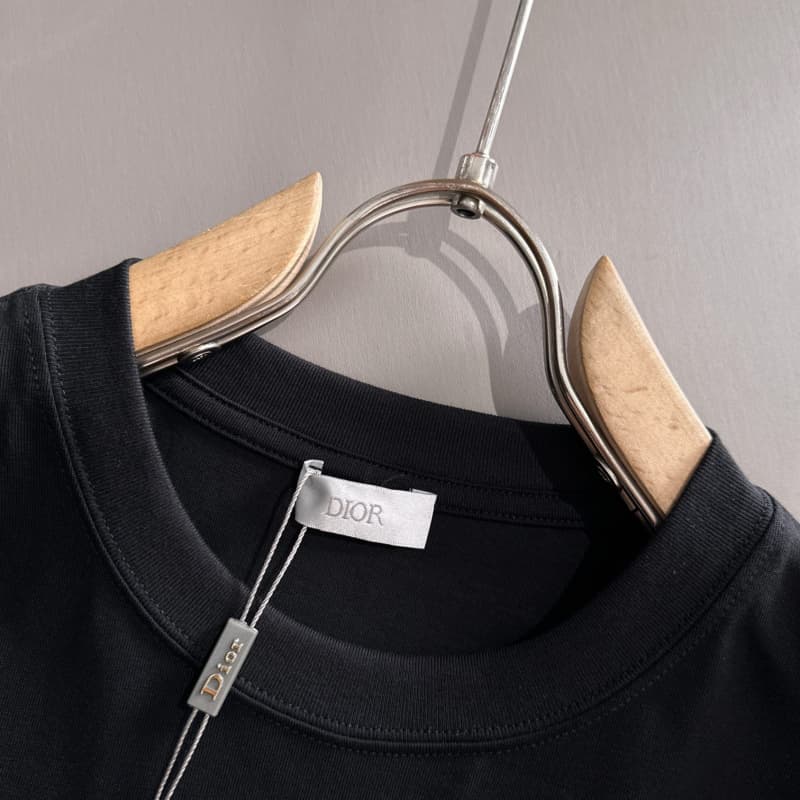 Minimal Embroidery Pocket Flower T-shirt