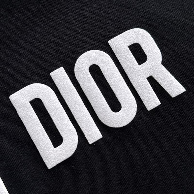 Minimal Embroidery Pocket Flower T-shirt
