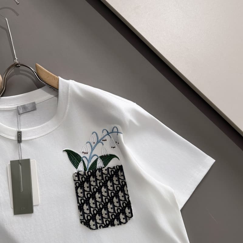 Minimal Embroidery Pocket Flower T-shirt