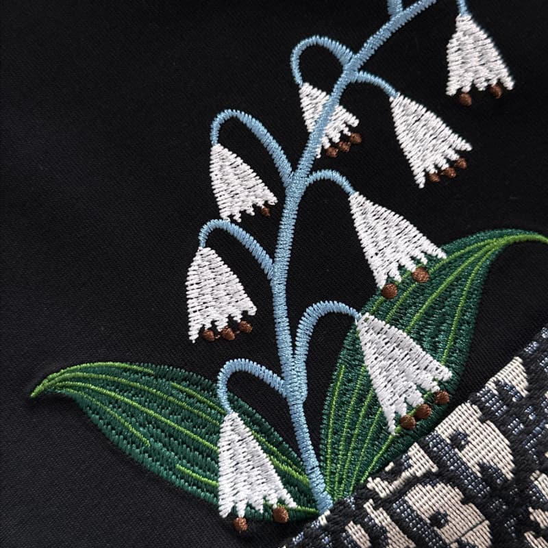 Minimal Embroidery Pocket Flower T-shirt