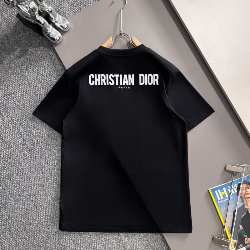 Minimal Embroidery Pocket Flower T-shirt