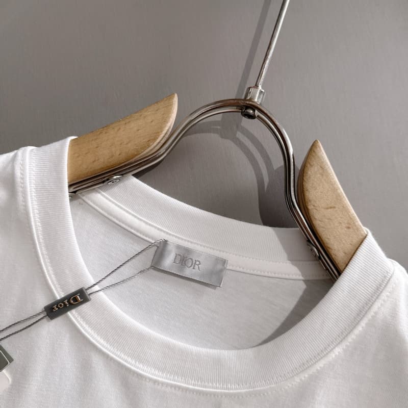 Minimal Embroidery Pocket Flower T-shirt