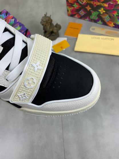 Embroidered Heel Sneakers
