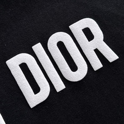 Minimal Embroidery Pocket Flower T-shirt
