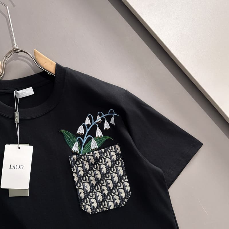 Minimal Embroidery Pocket Flower T-shirt